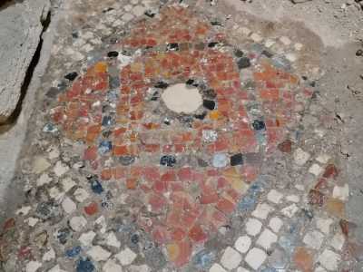 Ai piedi dell�altare invece risalta un lacerto di pavimento mosaicale a tessere colorate del XVI secolo, ma la cui composizione ricorda rivestimenti simili di epoca bizantina presenti a Santa Maria del Buonconsiglio e nel succorpo della Cattedrale di San Sabino